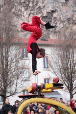 photo-deambulation-parade-du-cirque-equilibres